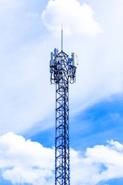 mavi gökyüzü ile iletişim kulesi