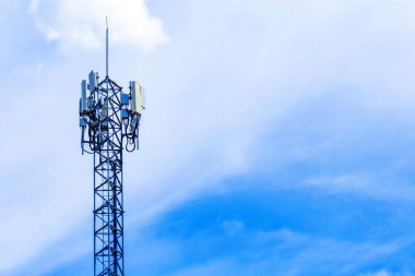 Gökyüzü arka planında cep telefonu anten iletişim kulesi