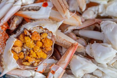 Tayland 'da pazarda taze yengeç