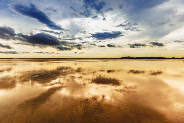 Denizin üzerinde gün batımı