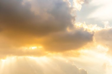 Sunrise, dramatik gökyüzü