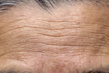 Siyah saçlı bir adamın yüzünün makro bir fotoğrafı.