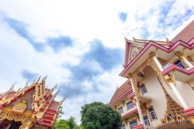 Altın Budist heykeli olan güzel Budist tapınağı.