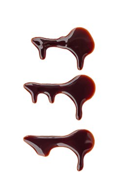 Beyaz arka planda izole edilmiş çikolata sosu..