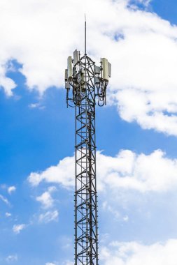cep telefonu anten iletişim teknolojisi kulesi açık mavi gökyüzü arka planına sahip.