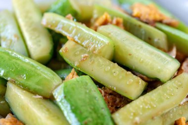 Avokadoya yakın çekim ve kasede salata.