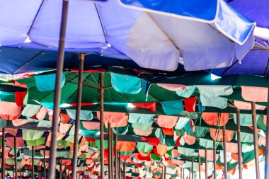 Tayland sokaklarında renkli şemsiyeler