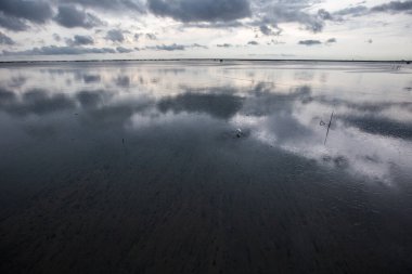Deniz üzerinde parlak günbatımının güzel manzarası