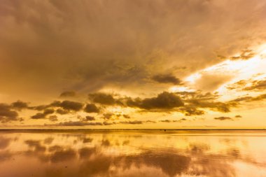Renkli dramatik bulutlu gökyüzü ve bulutlar Baltık Denizi üzerinde akşam