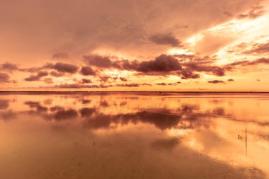 Dramatik gökyüzü ile denizde güzel bir gün doğumu