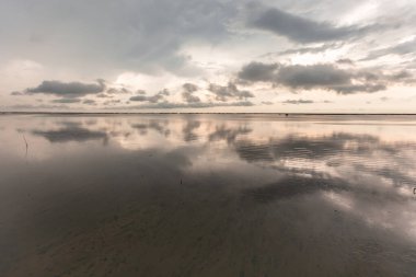 Denizin üzerinde güzel bir gün batımı