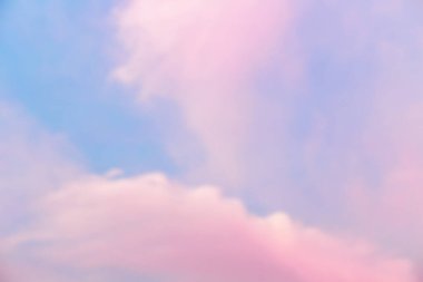 Sabah pembe ve pembe bulutlar