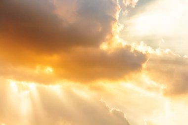 Gökyüzündeki güneş ışınları ve bulutlar, doğal arkaplan.