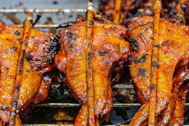 Izgarada kızarmış tavuk kanadı.