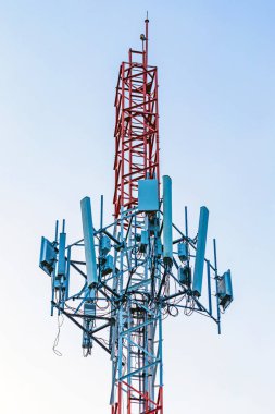Mavi gökyüzü ile anten Kulesi