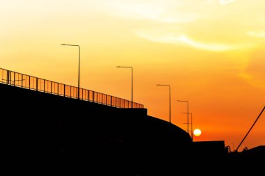 Denizin üzerinde güzel bir gün batımı