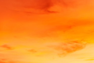 Güzel gün batımı ve gökyüzünde bulutlar