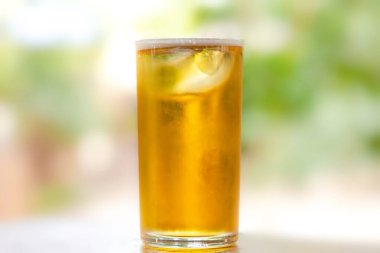 Tahta bir masada bir bardak bira.