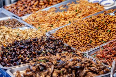 Piyasada kurutulmuş meyve.