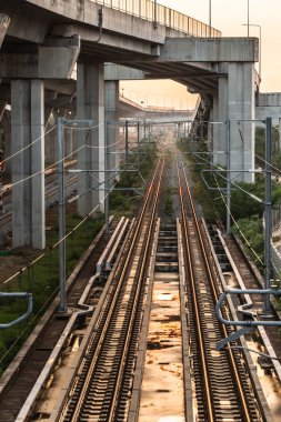 Şehirdeki tren rayları.