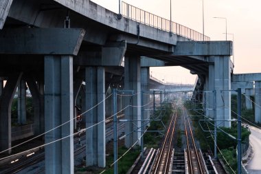 Barselona şehrindeki demiryolu köprüsü.