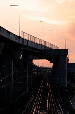 Şehirdeki tren rayları.