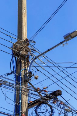 Sokakta elektrik kablosu