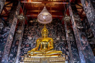 Tayland tapınağındaki altın Buda resmi..