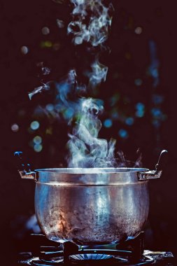 Dumanlı sıcak tencere