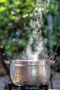 Izgaradaki tavadan duman çıkıyor..