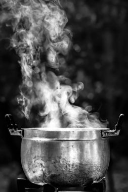 sıcak tencere yanıyor.