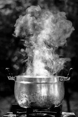 Mutfakta yemek yapmak.