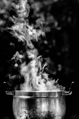 Tavadaki kaynar sudan çıkan buhar..