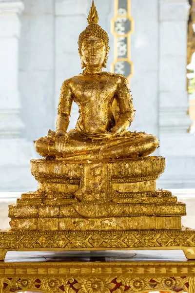 Bangkok, Tayland 'daki Wat phra kaew tapınağındaki altın heykel