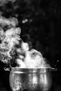 Tavadaki dumanda yemek pişirmek