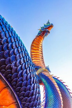 mavi arkaplanda ejderha heykeli