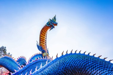 Şehrin tapınağındaki ejderha heykeli