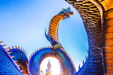 tapınaktaki ejderha heykeli