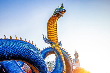 Tayland tapınağındaki ejderha heykeli