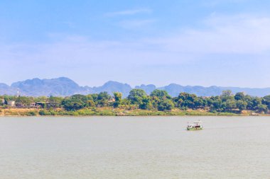 Dağlardaki nehrin güzel manzarası