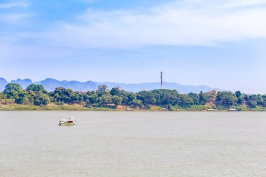 Dağlardaki gölün manzarası.