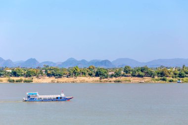 Dağlardaki nehrin güzel manzarası