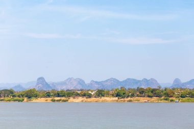 güzel tropikal plaj manzarası ve mavi gökyüzü