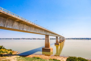 Portekiz 'de nehir kıyısındaki köprü.