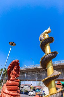 Tayland şehrindeki tapınağın çatısındaki ejderha heykeli.