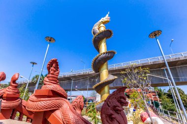 Parktaki ejderha heykeli.