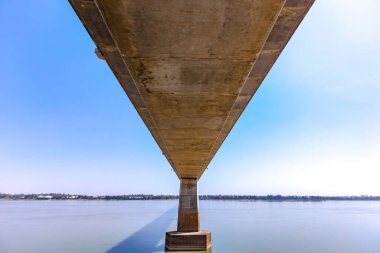 Sabah gölün üzerindeki beton köprü..