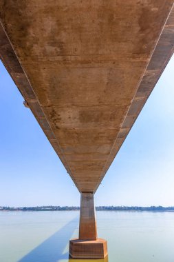 Nehirdeki beton yapı köprüsü, Tayland