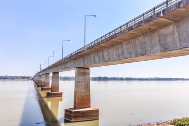 Lisbon şehrindeki köprünün manzarası.