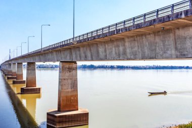 Göl üzerinde köprü.